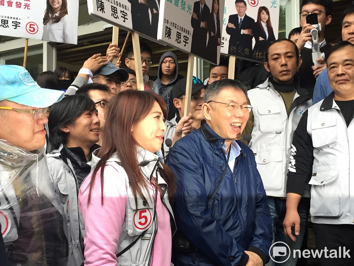 台北市長柯文哲今（20）天下午陪同「柯家軍」候選人陳思宇在大同區掃街拜票。 圖：趙婉淳／攝