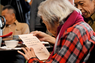 桃園市政府客家事務局20日為台灣文學之母鍾肇政（圖
）舉辦95歲生日壽宴，桃園市長鄭文燦代替總統蔡英文
送上賀卡，傳達生日祝福與掛念。 圖：中央社