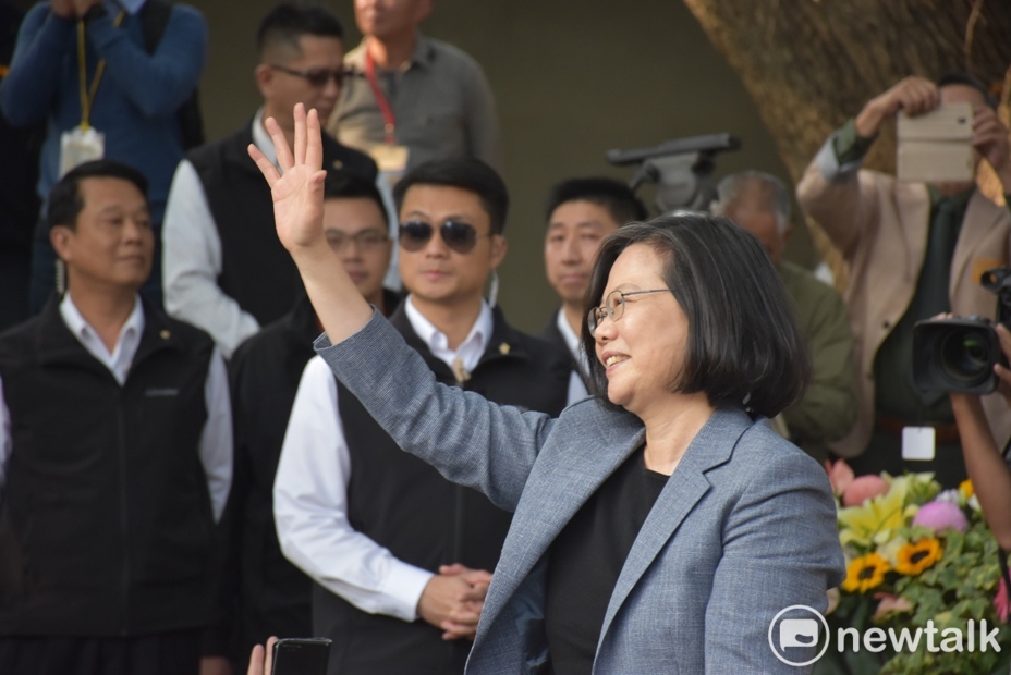 蔡英文抵達會場時向群眾揮手示意。 圖 :孫家銘／攝