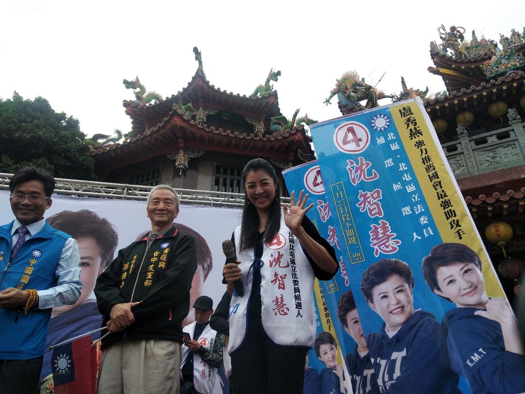 「神力女超人」立委許淑華擔任主持人。 圖：沈智慧競選總部/提供