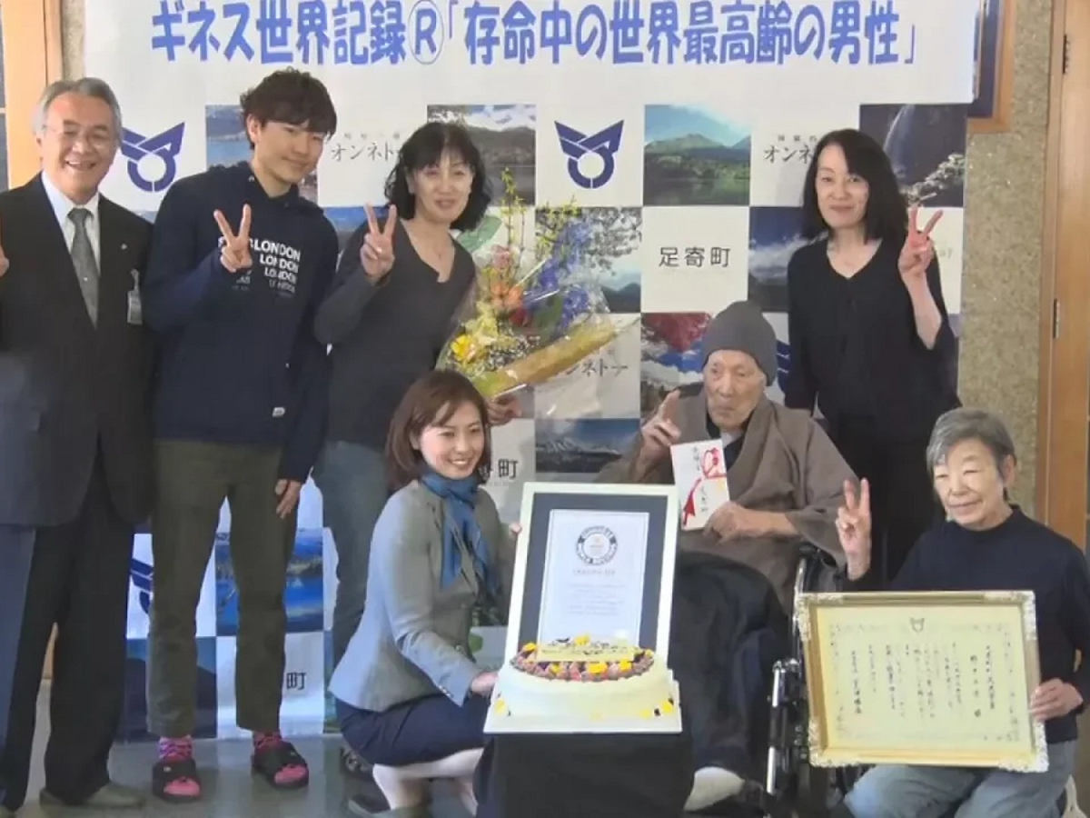 野中正造平時喜歡收看電視上的大相撲比賽，去年生日時，與家人一同享用他愛吃的蛋糕。媒體曾問長壽的秘訣，他答說：「拜溫泉之賜。」 圖：翻攝自Youtube