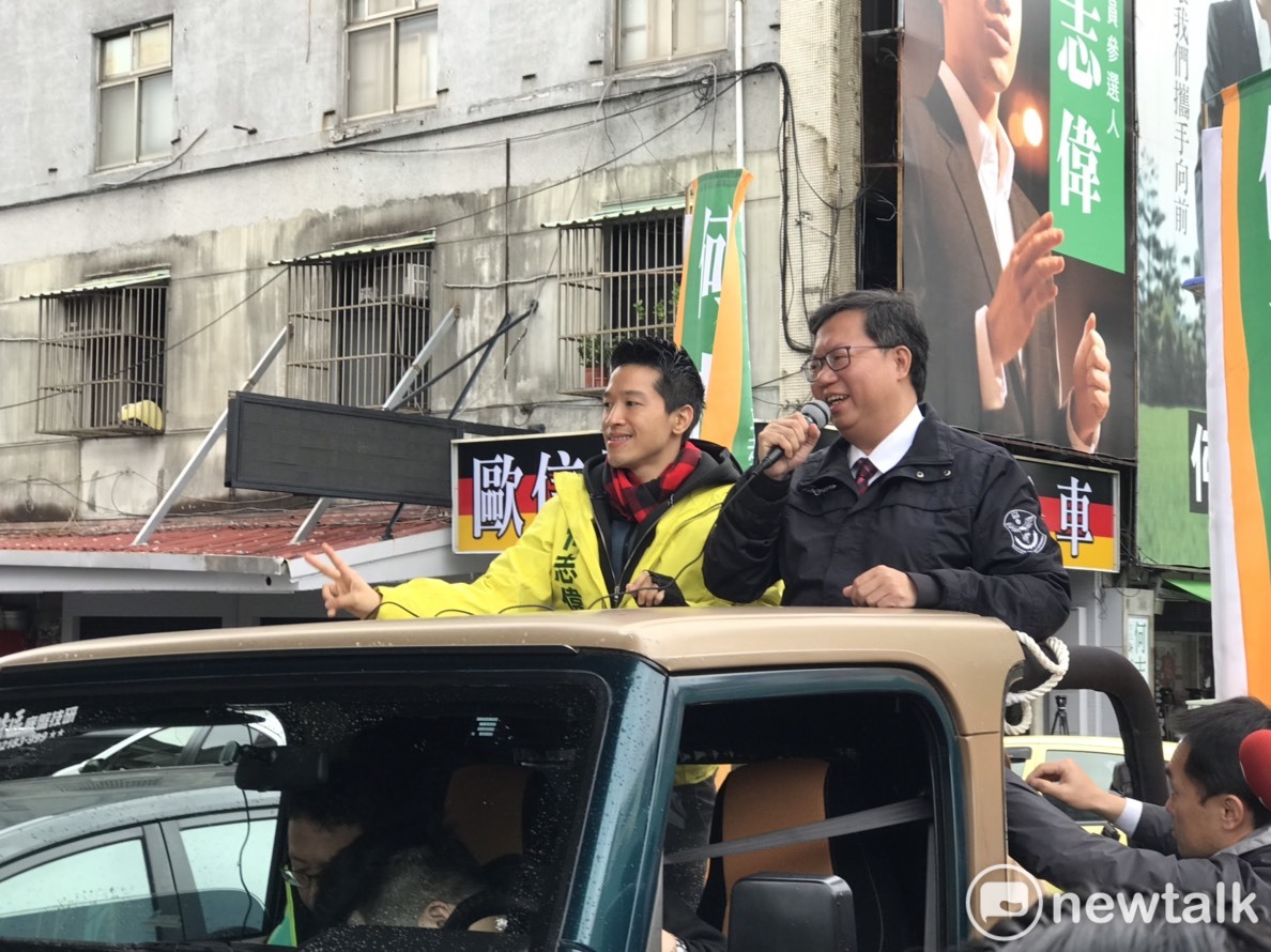 桃園市長鄭文燦陪同民進黨台北市立委補選候選人何志偉在社子以車隊掃街拜票，希望能在選前最後一周催出選票。ㄊ 圖：林昀真／攝