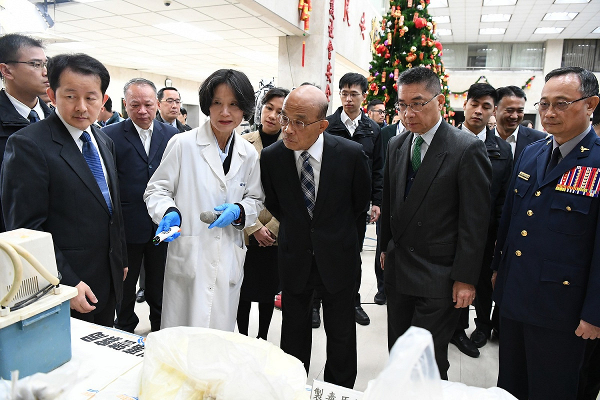 行政院長蘇貞昌21日到刑事警察局是查緝毒績效。 圖：行政院提供
