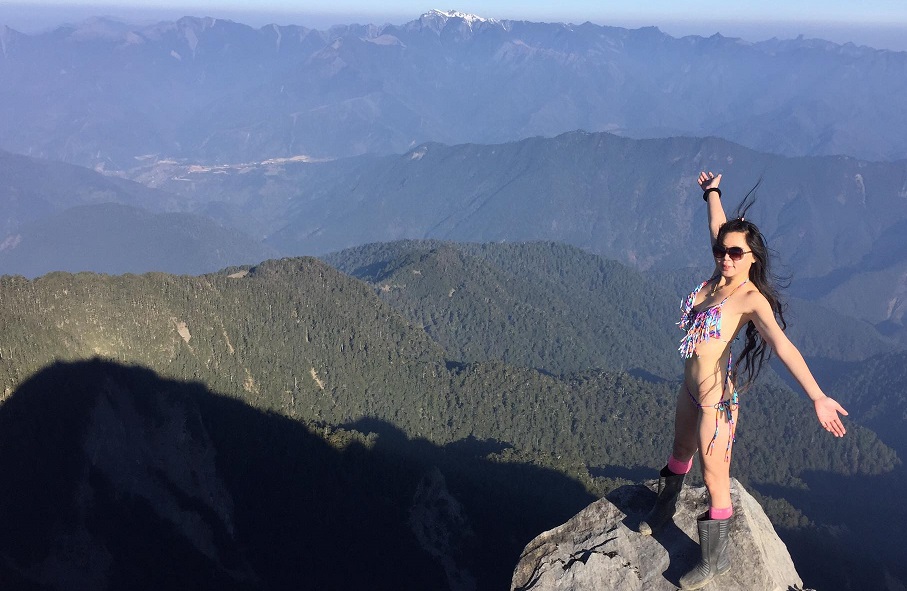 提出救援的「比基尼登山客」吳季芸於今日中午被救難隊尋獲，但已無生命跡象。 圖：翻攝自G哥比基尼的高山足跡臉書