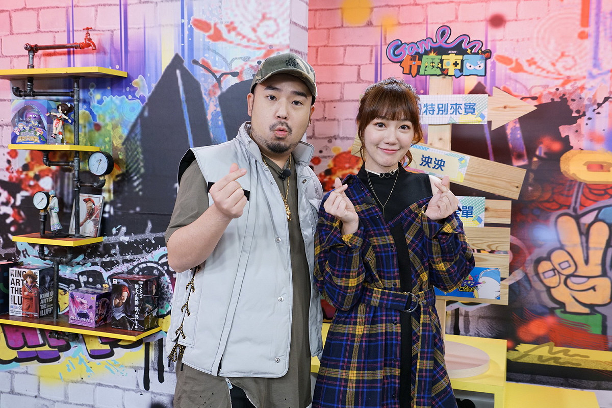 泱泱（左）上《Game什麼東西》與阿達共同演短劇、打遊戲。 圖：狼谷競技台/提供