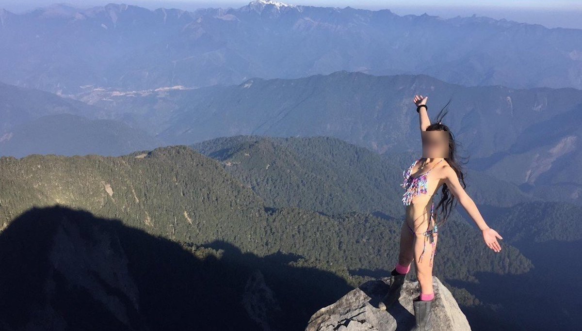 知名「比基尼登山客」36 歲吳姓女子，生前登山成功攻頂拍照。 圖／翻攝自臉書