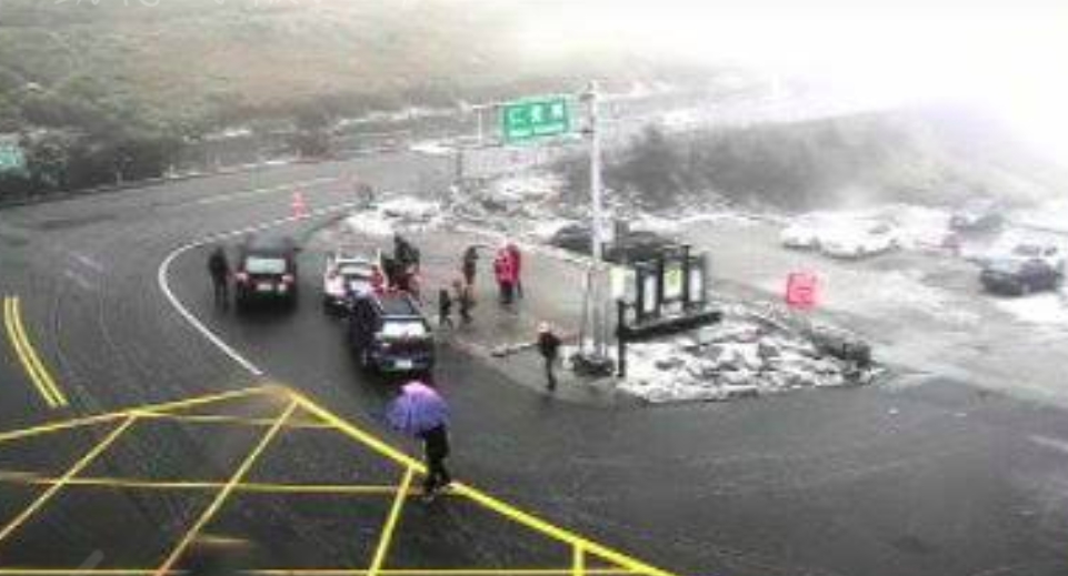 合歡山今（21）下午開始飄雪。 圖：翻攝合歡山賞雪機動團臉書
