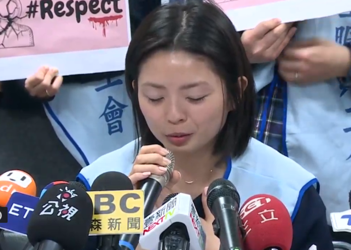 長榮空姐受辱在記者會上落淚，長榮航空表示，已和美國律師研議因應措施。 圖：翻攝自網路直播