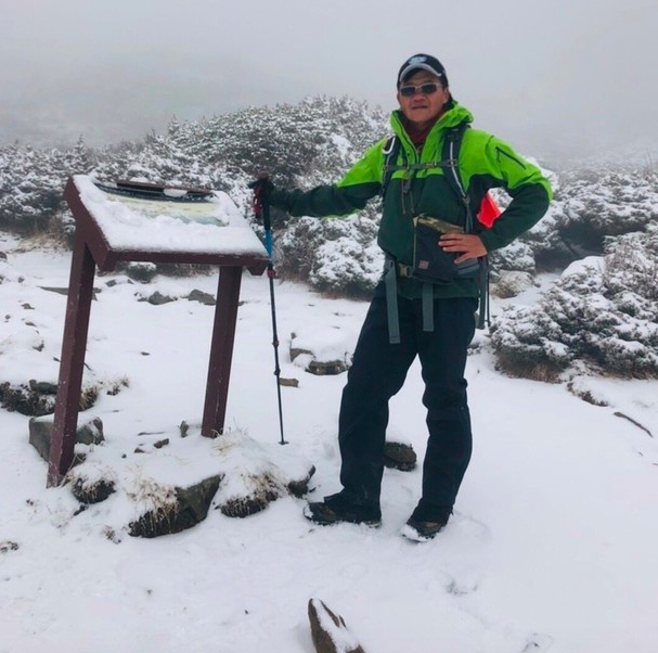 雪管處志工上午巡山發現雪山圈谷已下雪。 圖：雪霸國家公園管理處/提供