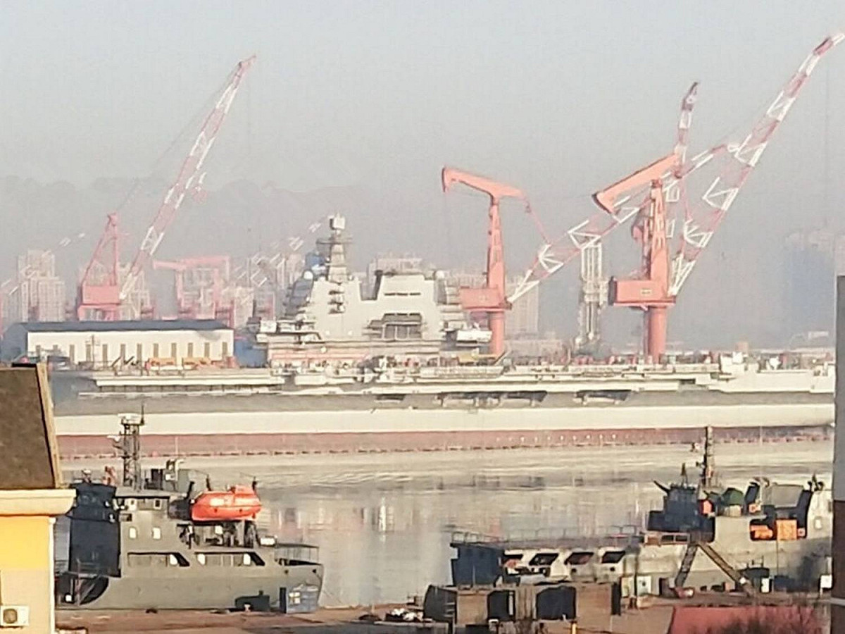 國防部今（17）日表示，中共首艘自製002航母伴隨護衛艦，由北向南編隊自東海航入臺灣海峽，期間美、日艦均在後尾隨。 圖：翻攝網路