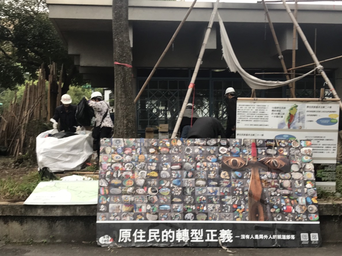原住民團體「原轉小教室」已在凱道附近二二八公園駐紮699天。 圖：周煊惠 / 攝
