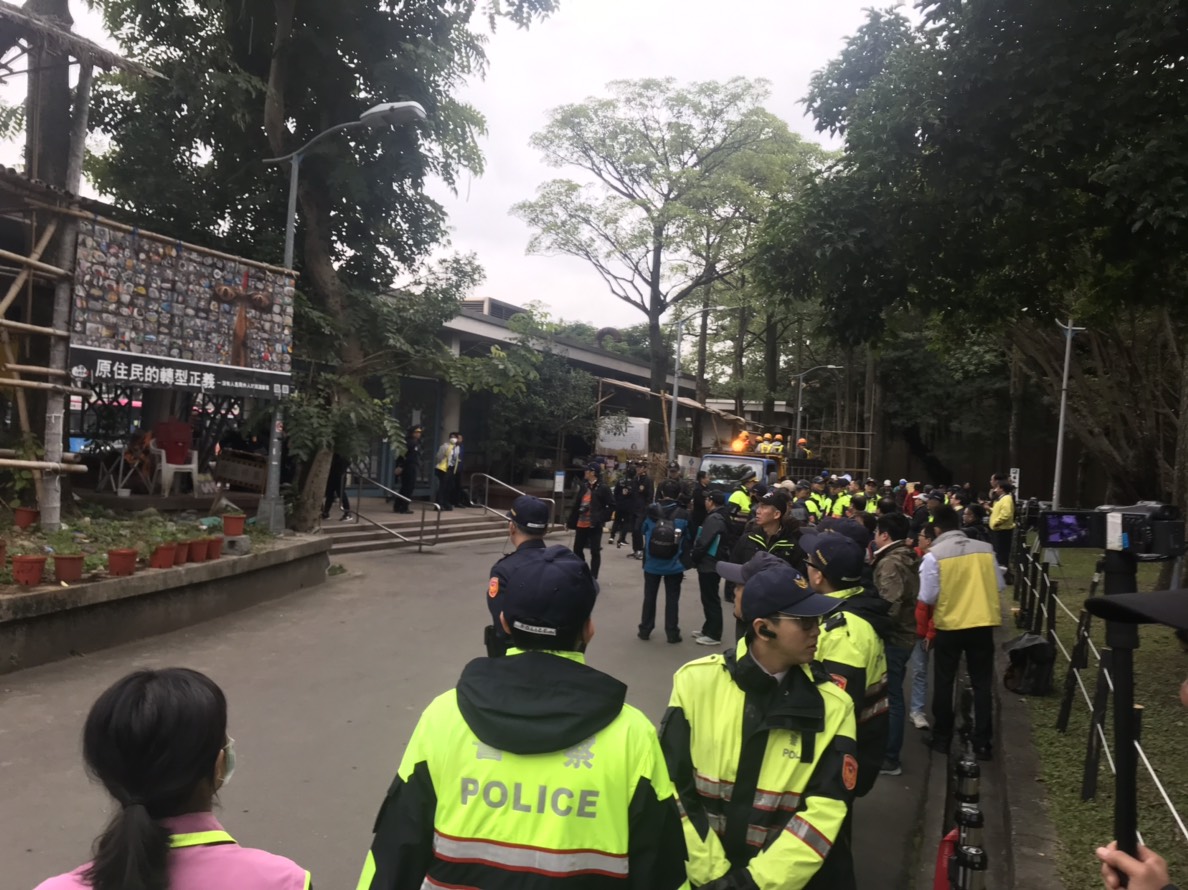 拆除現場警力匯聚。 圖：周煊惠 / 攝