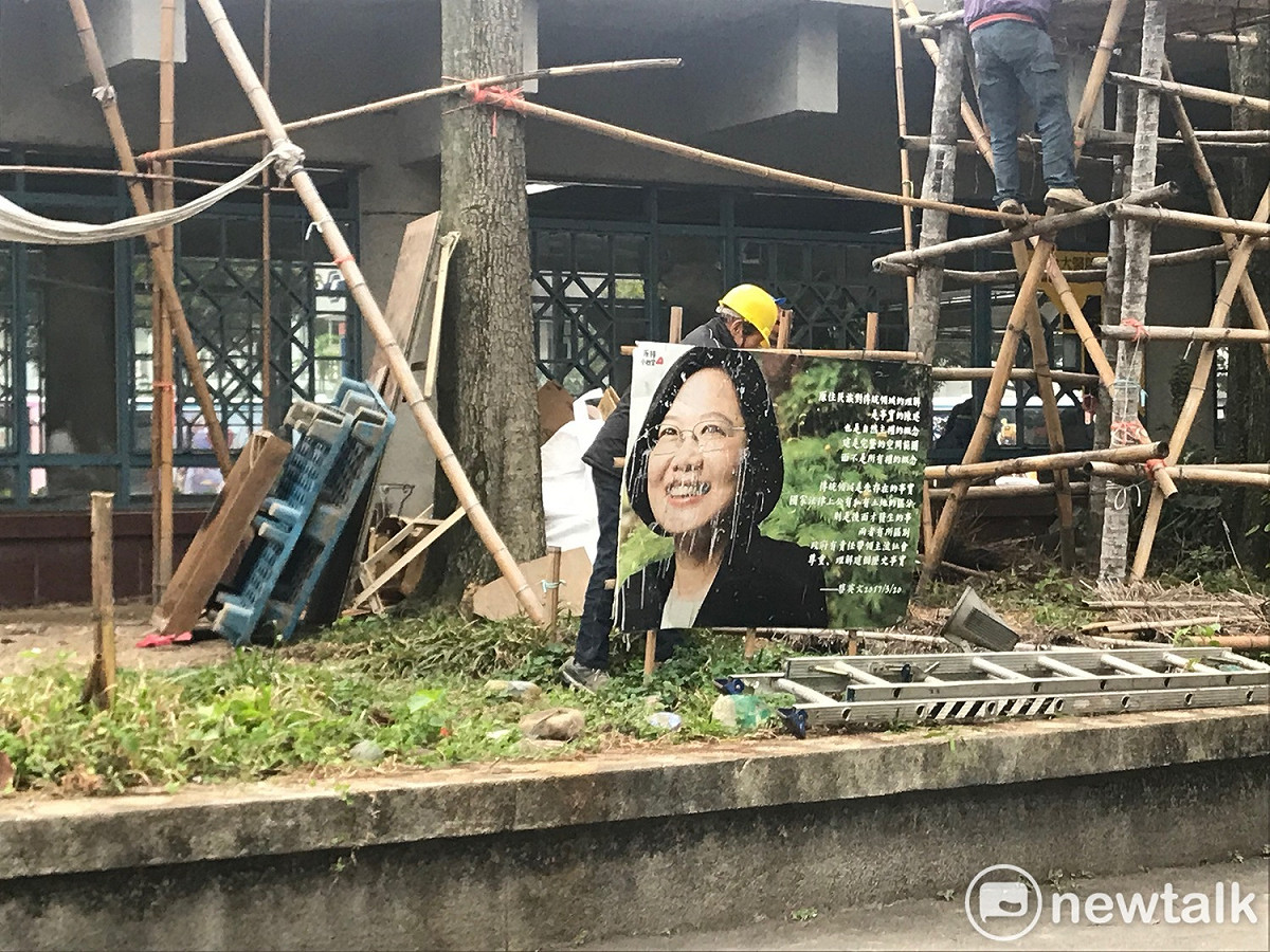 原轉小教室在二二八公園駐紮帳篷今日再度遭北市府強拆。 圖 : 周煊惠 / 攝