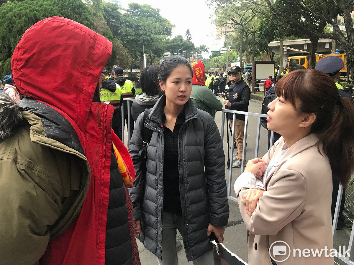 時力議員林穎孟（右）、林亮君（中）今日到場關切，與巴奈溝通。 圖 : 周煊惠 / 攝