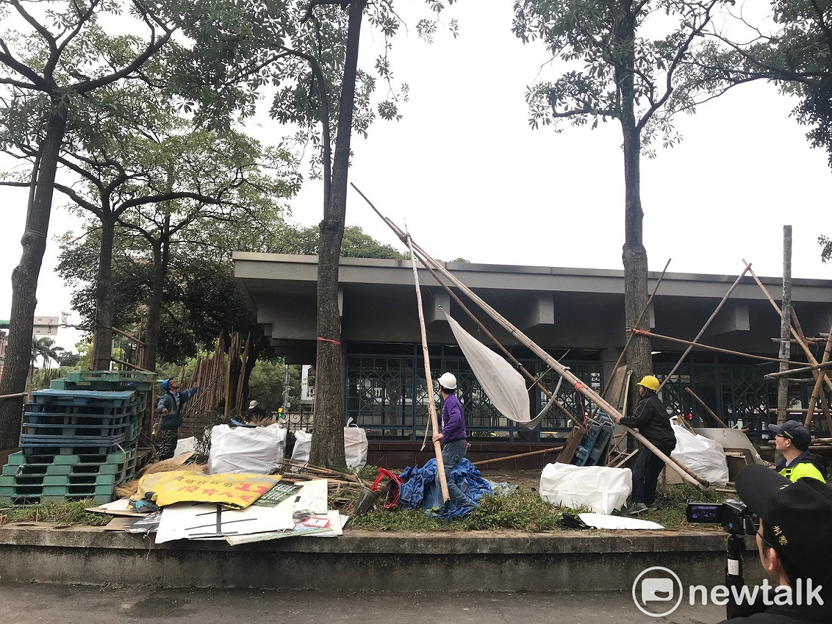 北市府執行強拆駐紮在二二八公園近700天的原民帳篷。 圖 : 周煊惠 / 攝