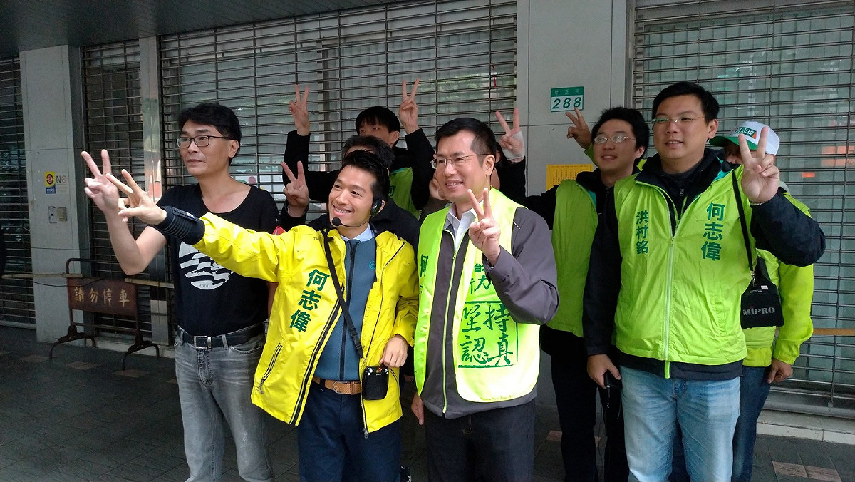 何志偉今天到市場掃街，受到婆婆媽媽歡迎。 圖：陳佩君／攝