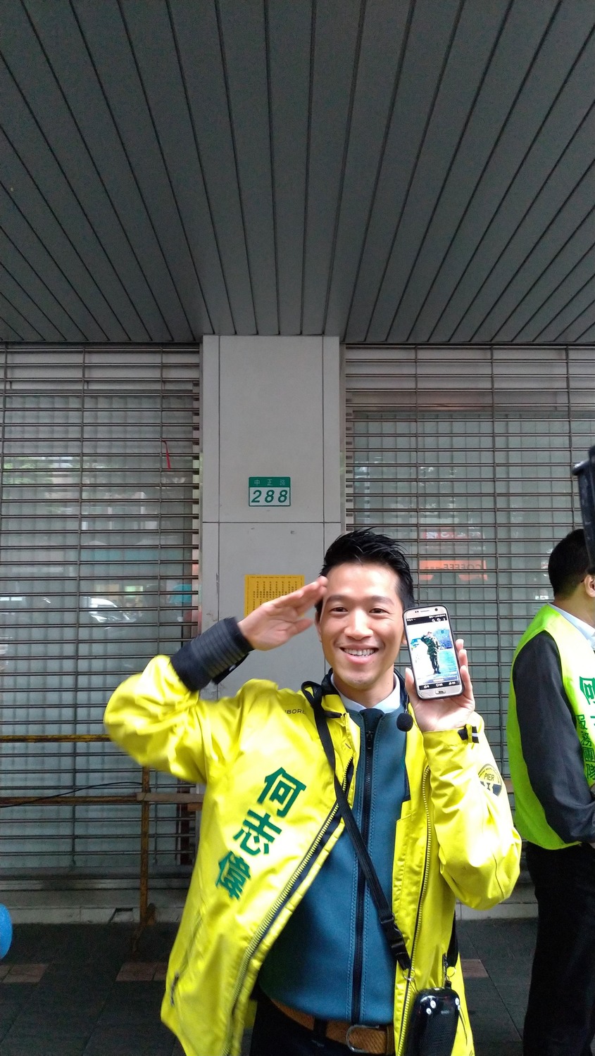 何志偉秀出他在馬祖當兵的照片。 圖：陳佩君／攝