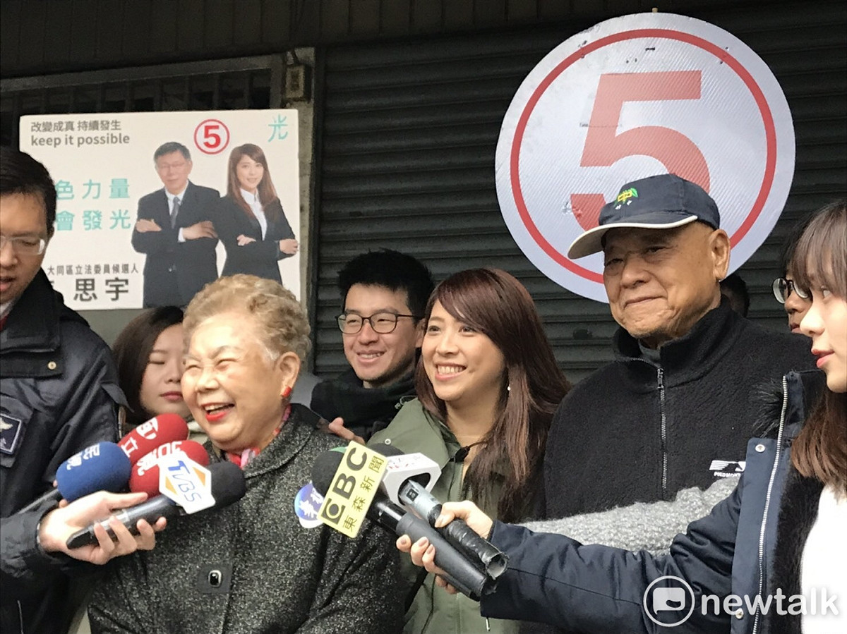 柯媽、柯爸今日幫「柯家軍」立委參選人陳思宇掃街。 圖：陳思宇競選團隊 / 提供