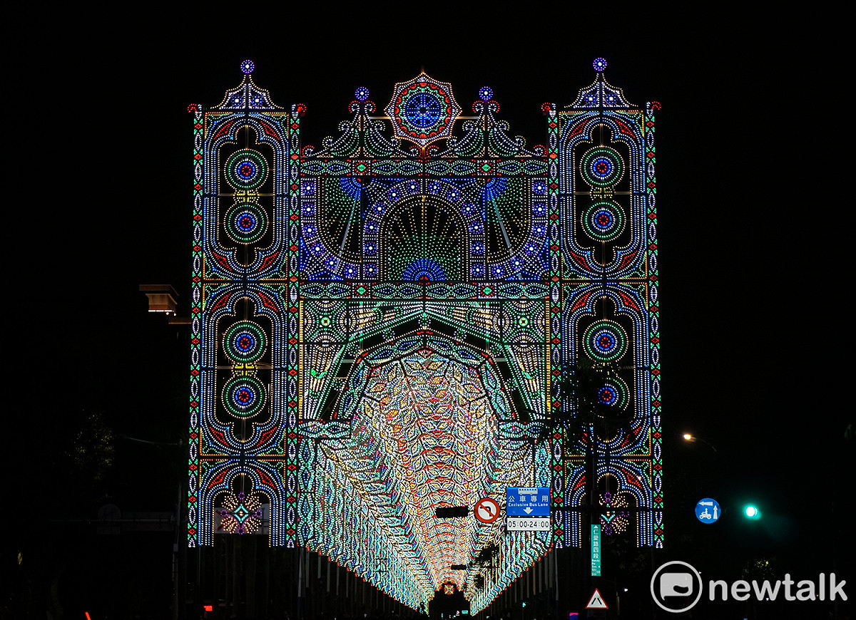 「台北Luminarie光之饗宴」的「Façade」是設置在仁愛路四段逸仙路口的大型建築物。 圖：陳沛婍／攝