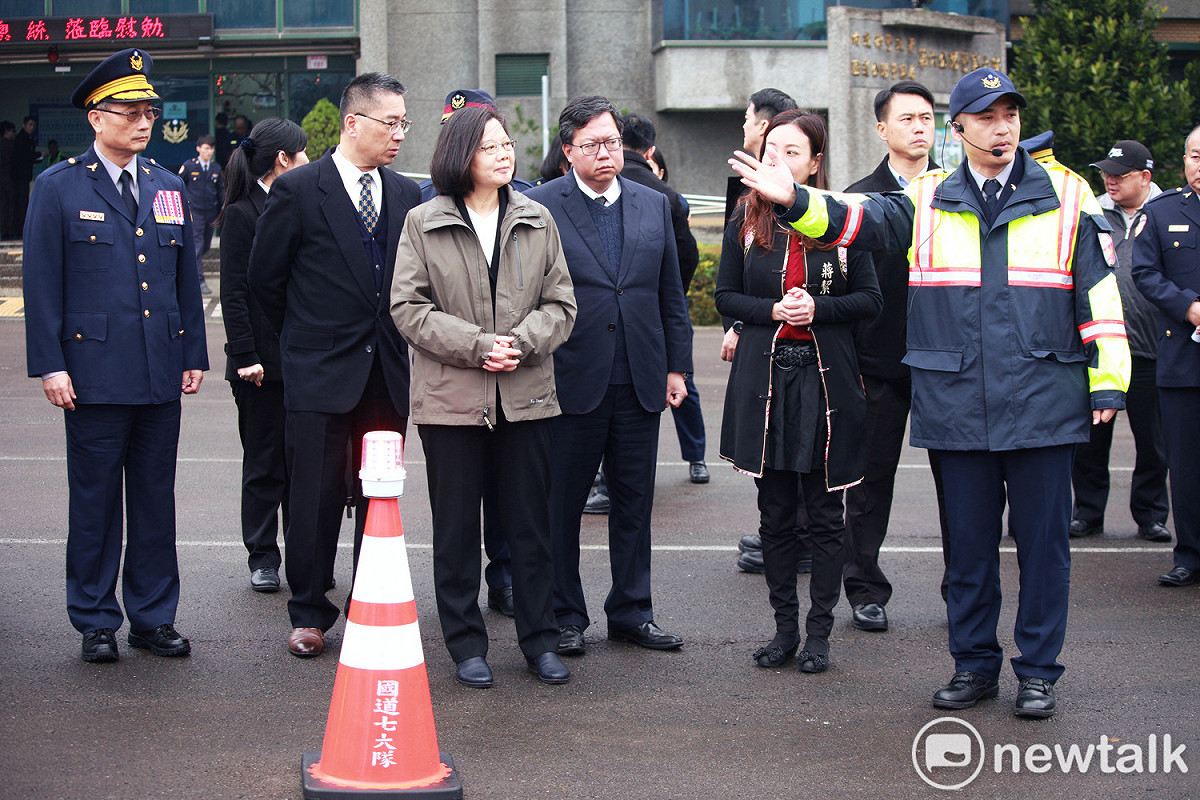 總統蔡英文上五到國道警察第六大隊聽取春節交通紓運簡報，同時發放加菜金向國道警察同仁拜早年。  圖：林昀真/攝