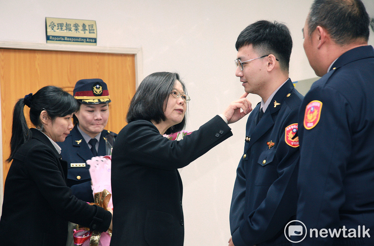 警員楊宇辰前年處理高速公路車禍意外遭撞受重傷，總統蔡英文關心楊員臉頰傷勢復原情況。 圖：林昀真/攝