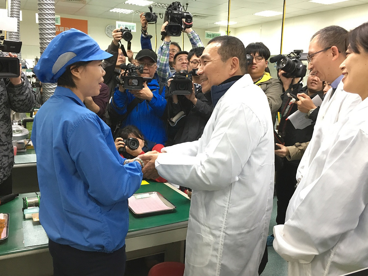 侯友宜走訪樹林區嘉鋐科技有限公司，關懷訪視越南新住民梅氏萍的工作現況，並向嘉鋐公司提供職缺表達謝意。  圖：新北市勞工局提供