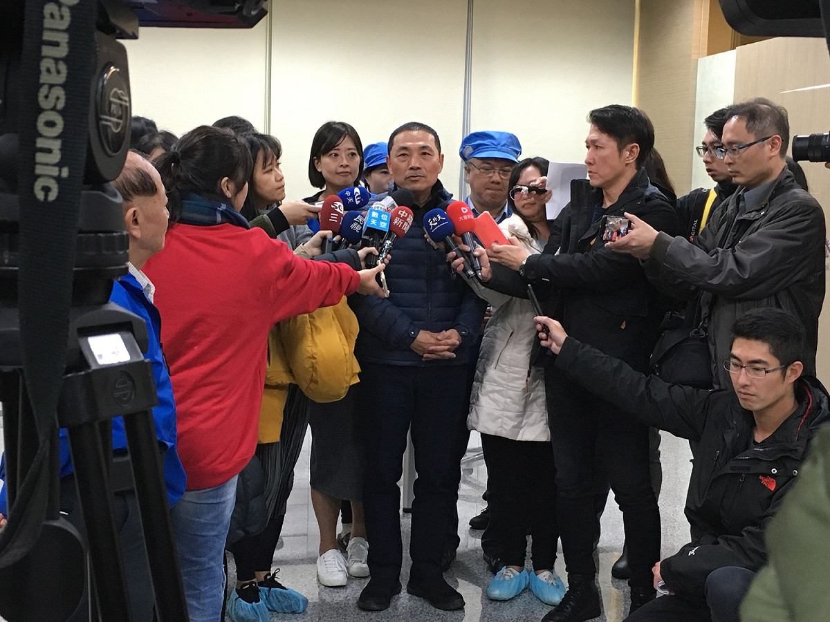 侯友宜宣佈從108學年度開始，市府將透過「補助差額」方式，讓失業勞工子女大專就學補助全面比照軍公教補助額度。  圖：新北市勞工局提供