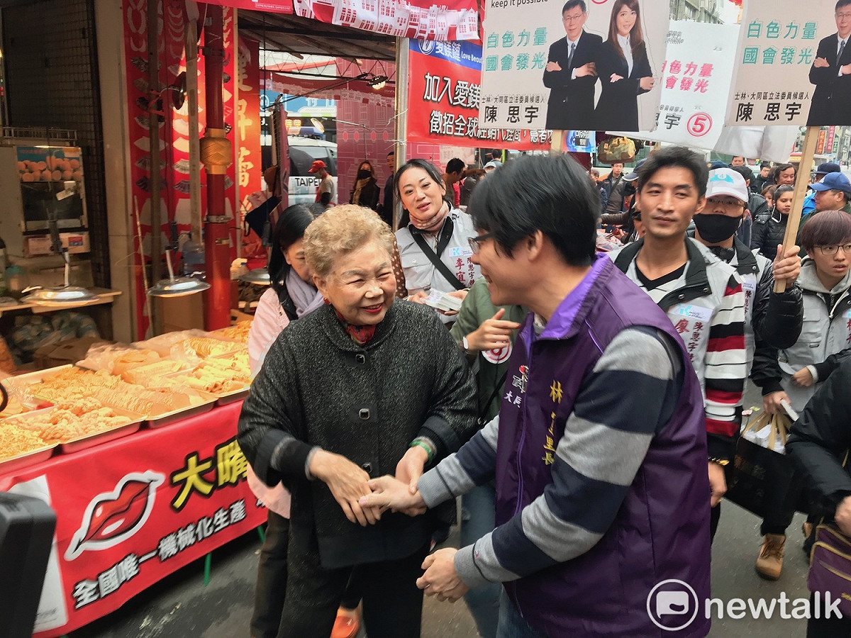 台北市長柯文哲母親柯媽何瑞英今日陪同陳思宇掃街。 圖 : 周煊惠 / 攝