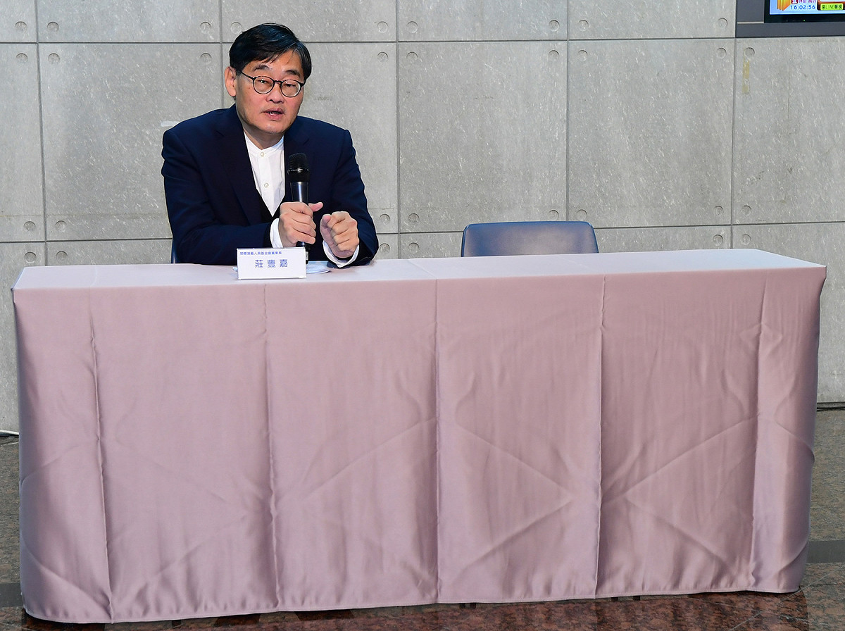 針對文化部長鄭麗君遭資深藝人鄭惠中呼巴掌事件，華視總經理，同時身兼資深演藝人員基金會董事長莊豐嘉表示已向警方報案。 圖：華視／提供