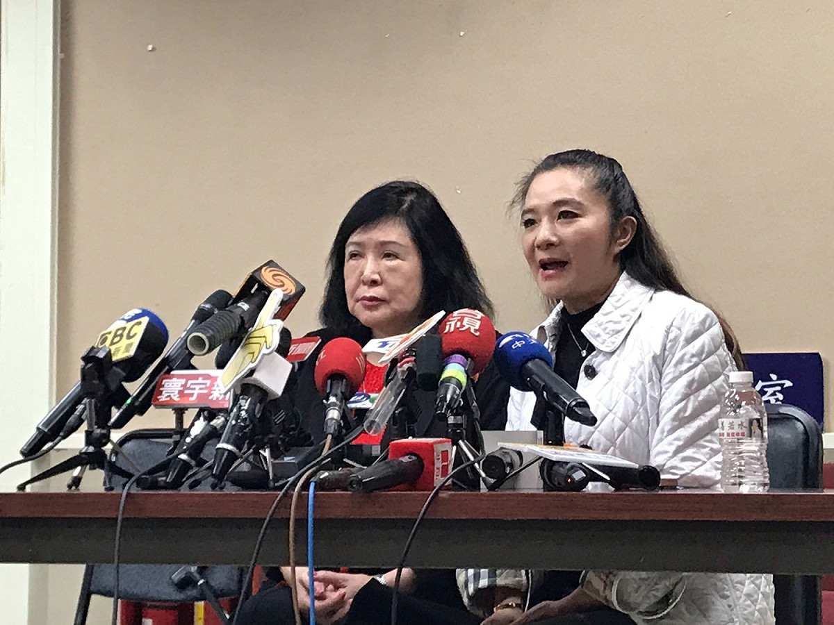 鄭惠中（左）在台北市議員應曉薇（右）的陪同下，針對呼巴掌事件召開記者會道歉。 圖：周煊惠／攝