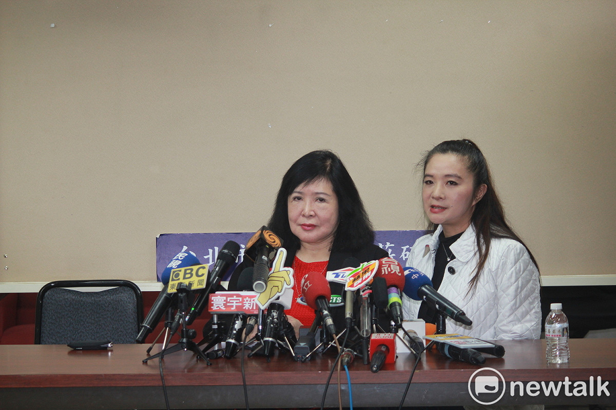 鄭惠中晚間在議員應曉薇陪同下在台北市議會召開記者會說明。 圖 : 周煊惠 / 攝