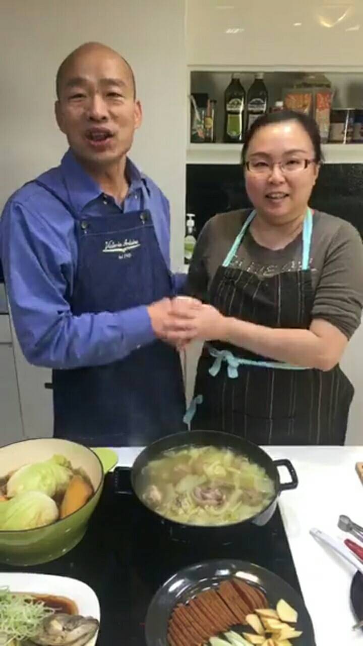 韓國瑜與阿華媽媽二度合體做菜。 圖：翻攝韓國瑜臉書