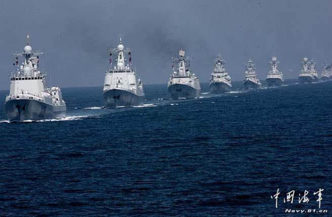 中國解放軍軍艦不停在台灣海峽中線以西例行巡弋，北京當局也出言恐嚇，不放棄以武力犯台。    圖 : 翻攝自中國海軍官網