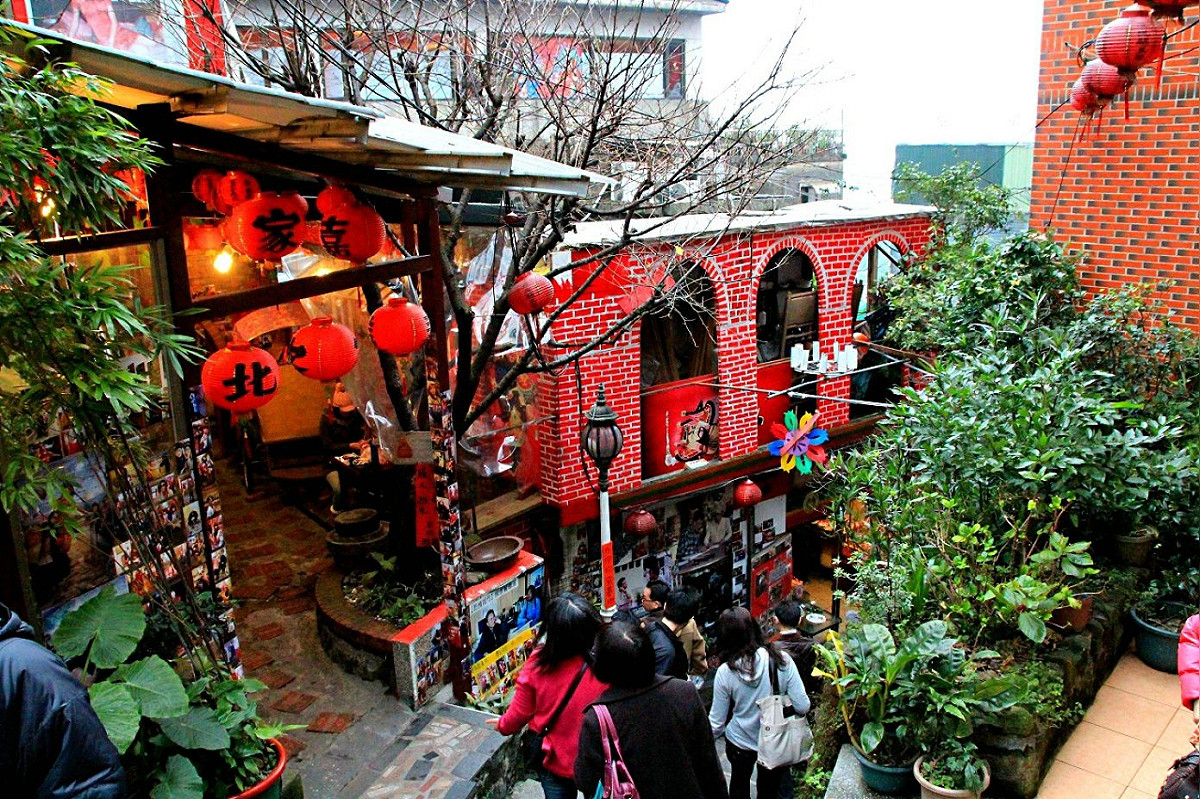 九份地區由於鄰近市區，又有山海景點，每年吸引國內外大量旅客到訪。 圖：新北市政府/提供 (資料照片)