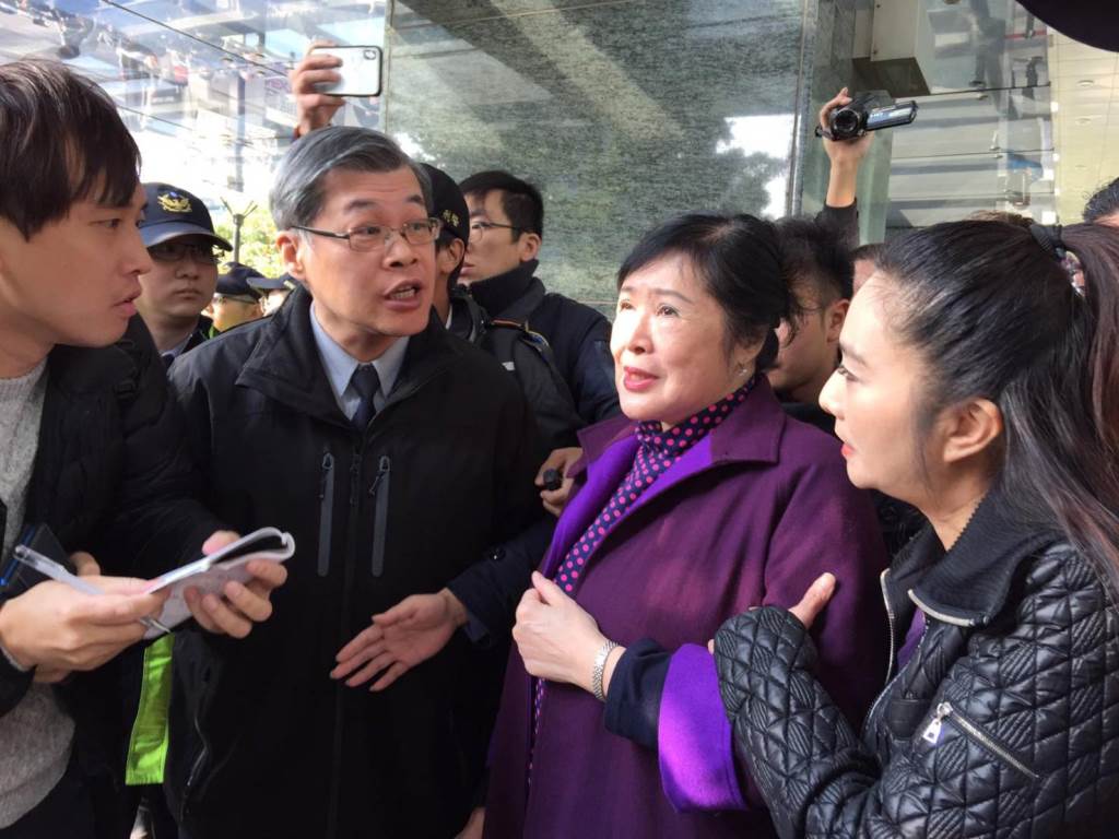 昨天掌摑文化部長鄭麗君的資深藝人鄭惠中，今早在國民黨議員應曉薇陪同下，到文化部向部長道歉，因部長不在，由