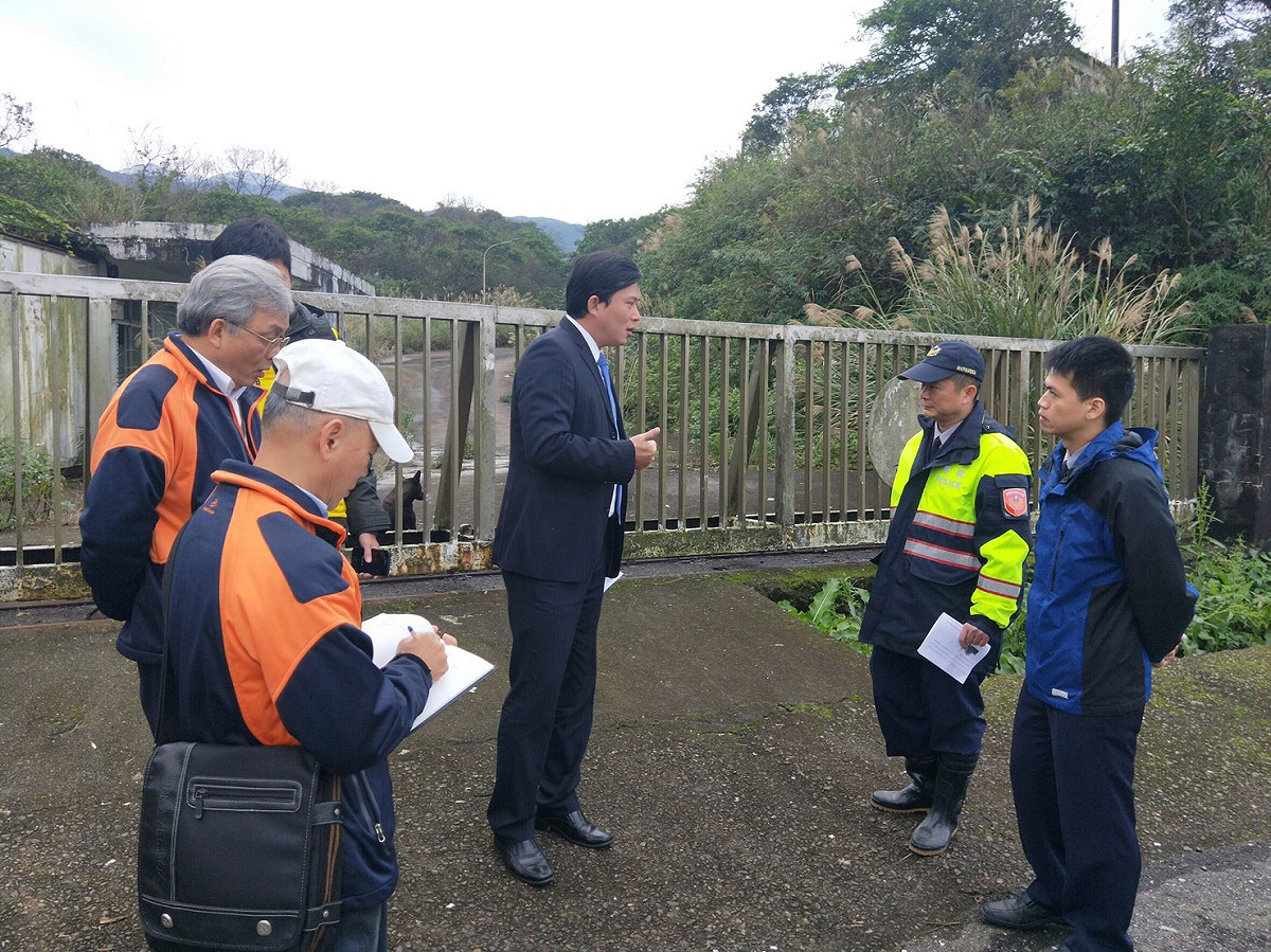 時代力量立委黃國昌今(23)早至金山會勘輻射廢五金，勘查完後痛批原能會就輻射廢金屬違法外運一事顢頇擺爛、沒有下限。 圖：黃國昌辦公室／提供