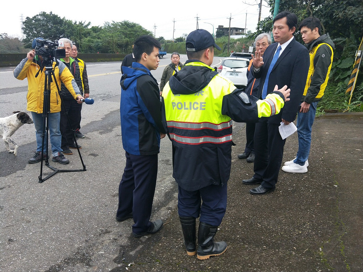 黃國昌強調，已拜託警方繼續積極追查另外三批非法外運的輻射廢五金。 圖：黃國昌辦公室／提供
