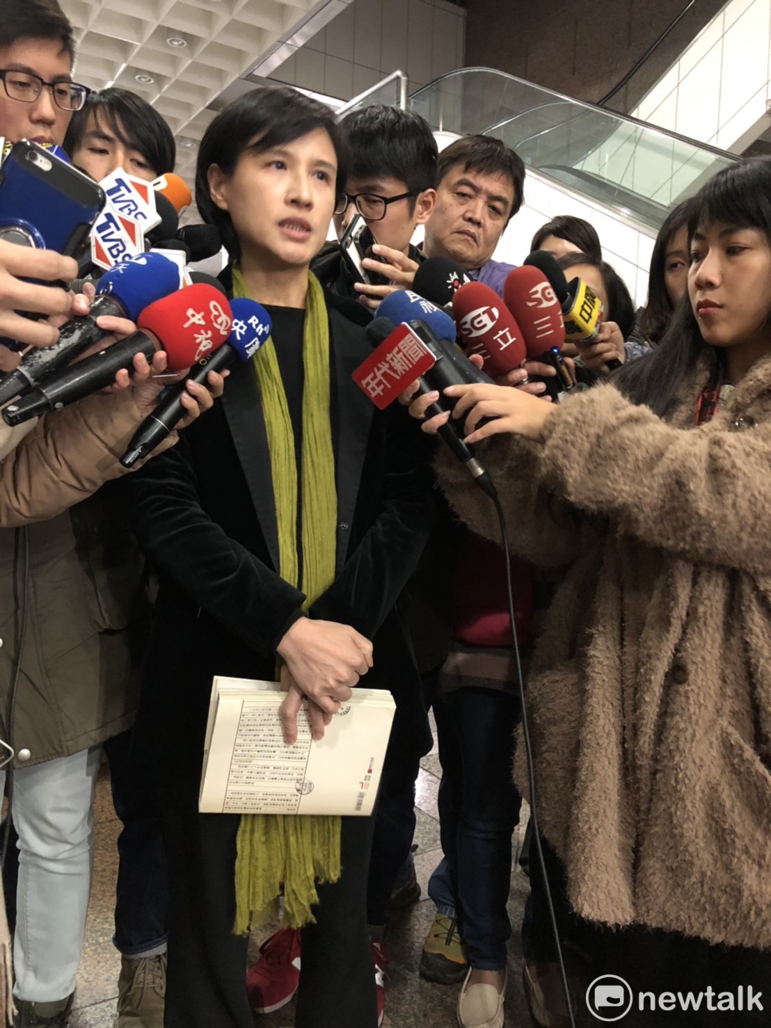文化部長鄭麗君今(23)日下午受訪時表示，「這個臉昨天一整天都麻麻的，所以我真的對暴力的經驗感同身受。」 圖：謝莉慧/攝