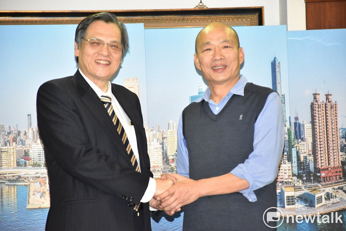 陳明通(左)與韓國瑜會後握手。 圖：孫家銘／攝