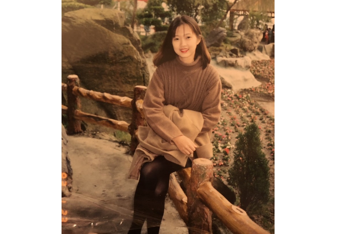 女網友秀出媽媽 19 歲時「完全零修圖」的照片，讓網友看後全都驚呼「打趴現在一堆網美」。 圖／翻攝自Dcard