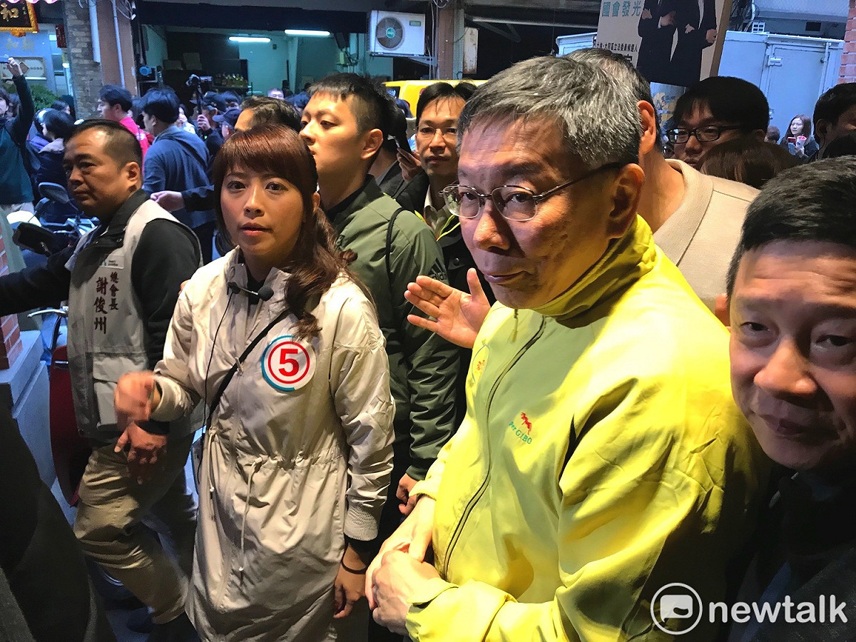 台北市長柯文哲（中）今日去迪化商圈走街，「柯家軍」立委參選人陳思宇（左）也到場合體，拼曝光。 圖 : 新頭殼資料照