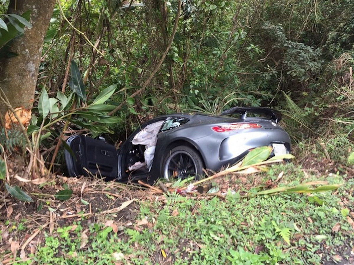部落客試駕 1,038 萬元起的賓士 AMG-GT R 超跑，疑似失控滑落山溝，安全氣囊全部爆開。 圖／翻攝畫面