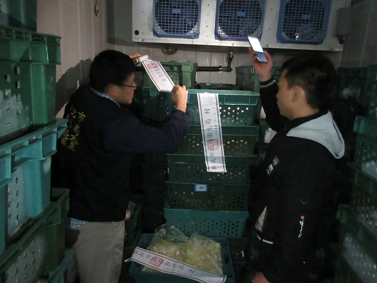 衛生局22日獲報後派員至土城區工廠稽查，現場查獲疑似過期肉品約3公噸當場封存。 圖：新北市政府衛生局/提供