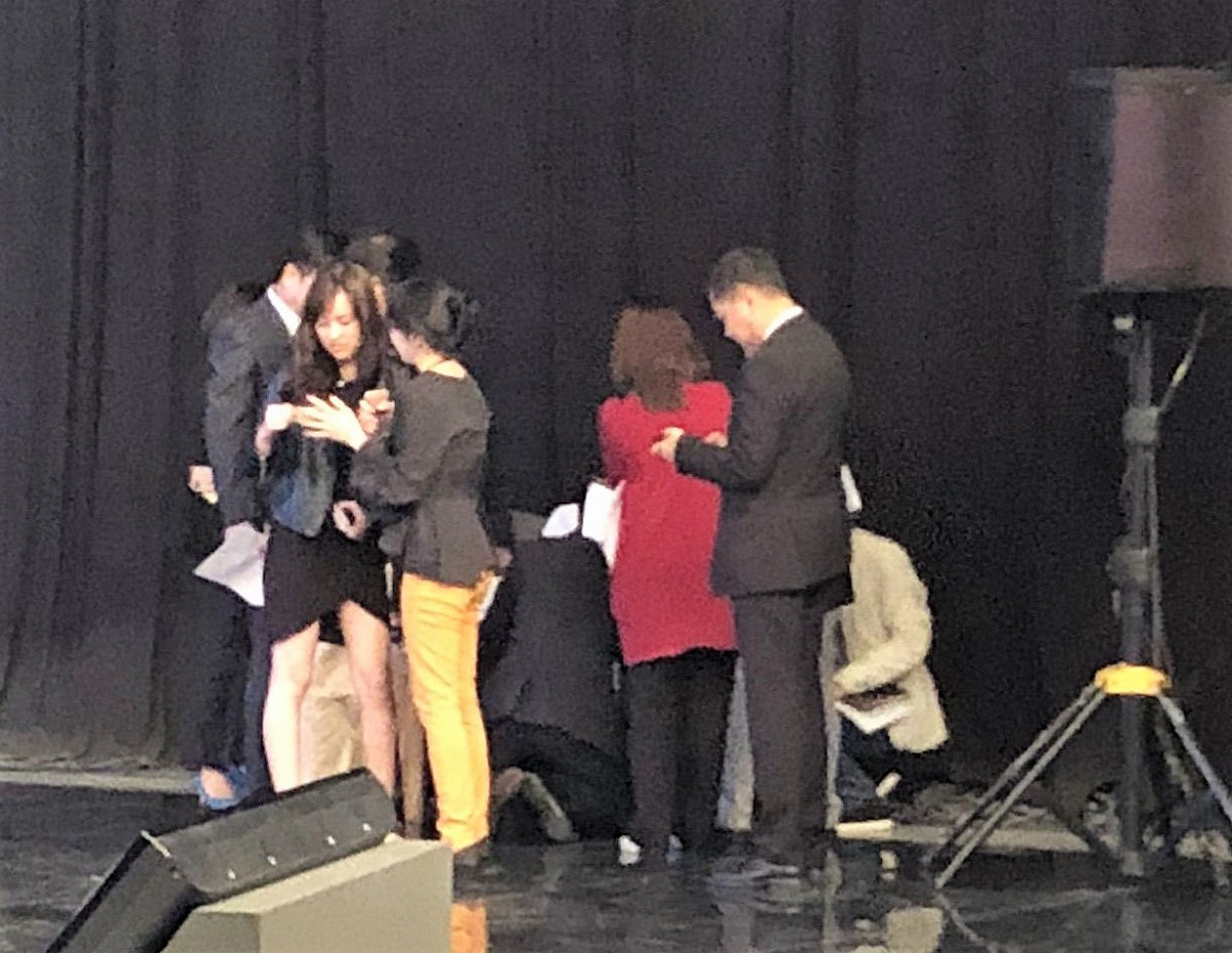 高雄市長選舉電視辯論會中場休息時，韓國瑜被圍成一團面授機宜的實景 圖：引用自臉書粉專〈兩個太陽的台灣〉
