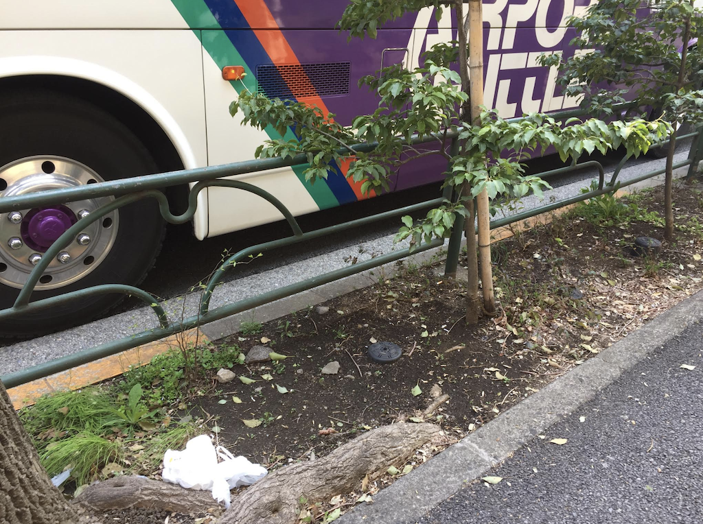 陸客巴士旁常遭拋棄尿片等垃圾，讓日本人難以接受。 圖：劉黎兒攝影