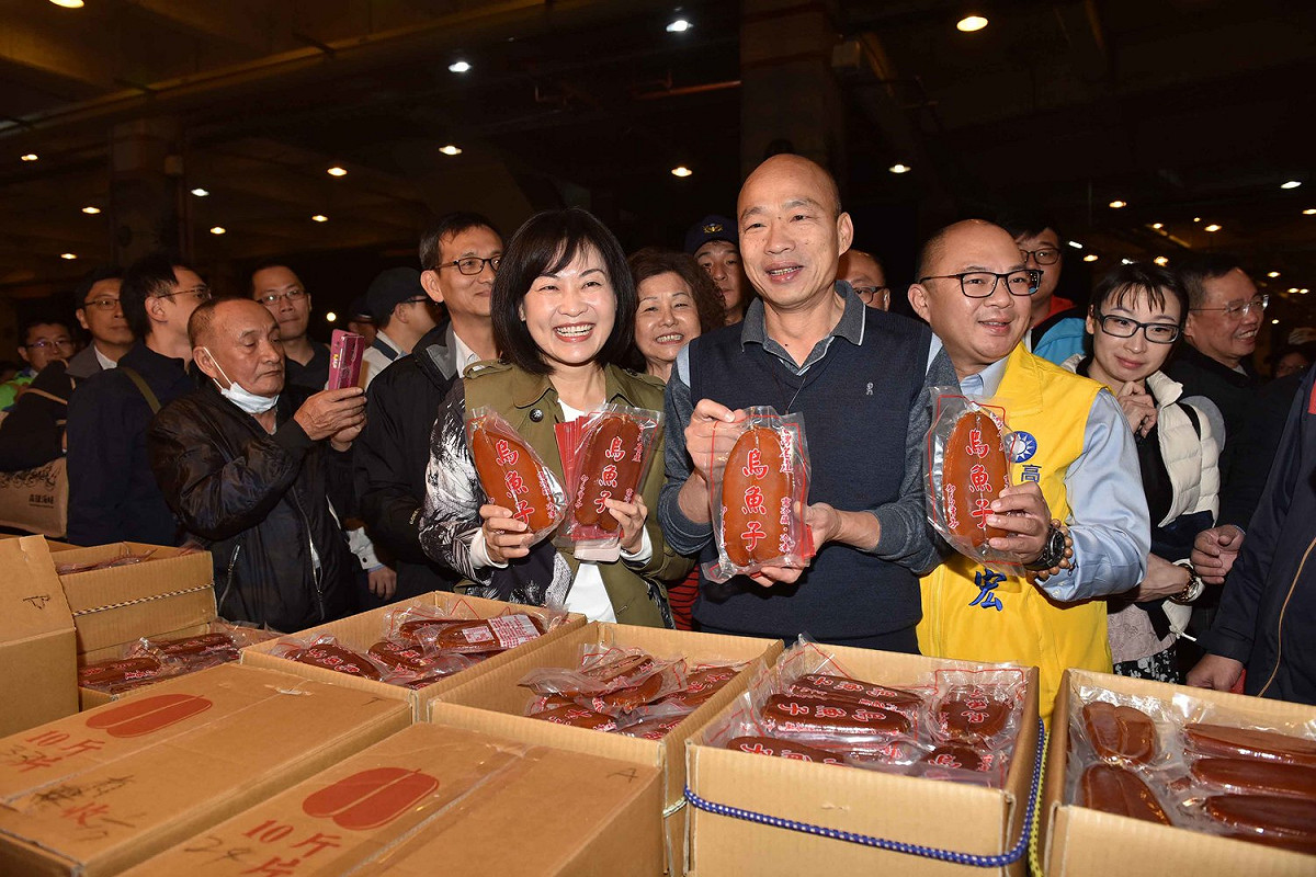韓國瑜一早巡視前鎮魚市場不忘行銷烏魚子。 圖：高雄市新聞局提供