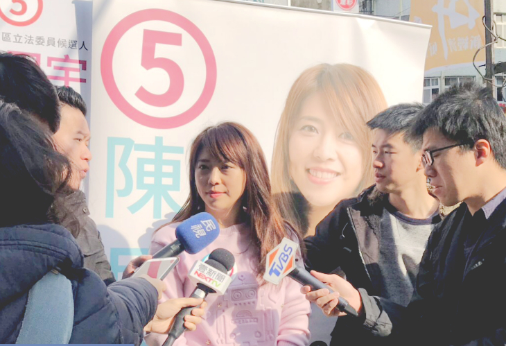 陳思宇今天前往市場掃街拜票。 圖：陳思宇辦公室提供