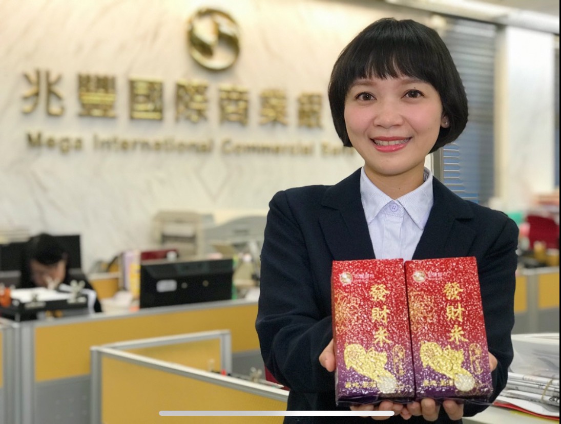 農曆新年將至，銀行會發放一些開運小物如發財米、發財金，但拿回家要怎麼用？可以參考易經財經專家陶文的一些建議。 圖／兆豐銀行提供