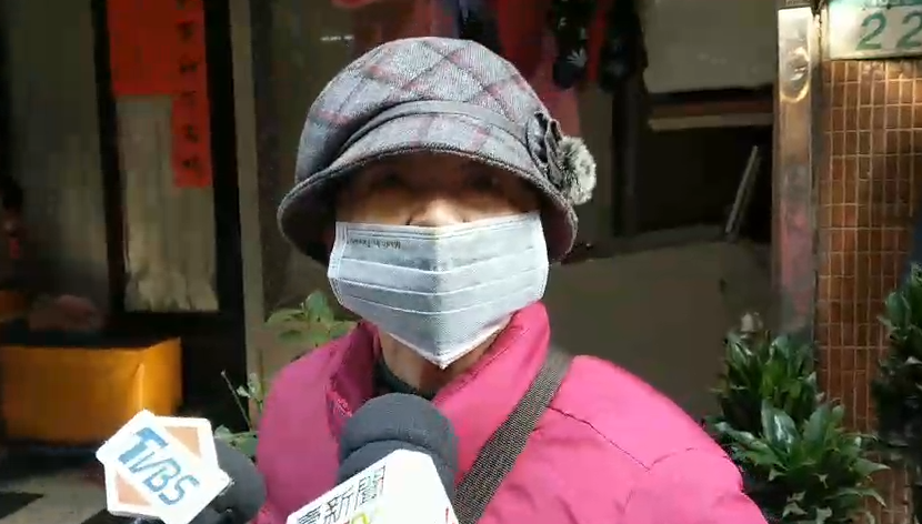 因敬老年金問題，婦人持雨傘狠K北市立委補選「柯家軍」參選人陳思宇幕僚。事後受訪表達不滿。 圖：陳思宇辦公室提供