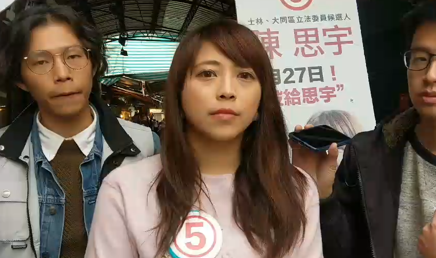 因敬老年金問題，幕僚遭雨傘K頭。北市立委補選「柯家軍」參選人陳思宇呼籲，暴力無法解決事情。 圖：陳思宇辦公室提供
